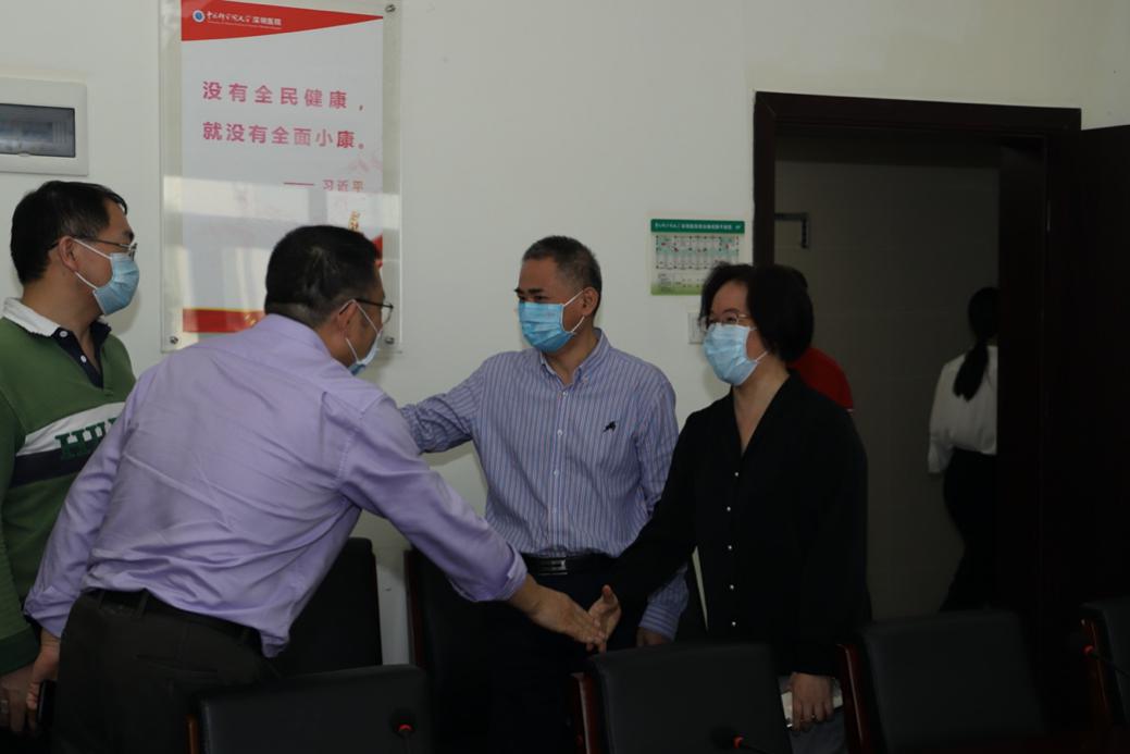 一群人在房间里站着人
描述已自动生成