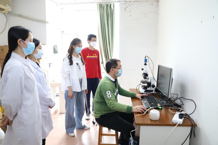 图片包含 人, 室内, 桌子, 电脑
描述已自动生成